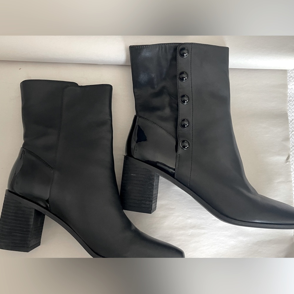 LOGO by Lori Goldstein Black Heeled Boots